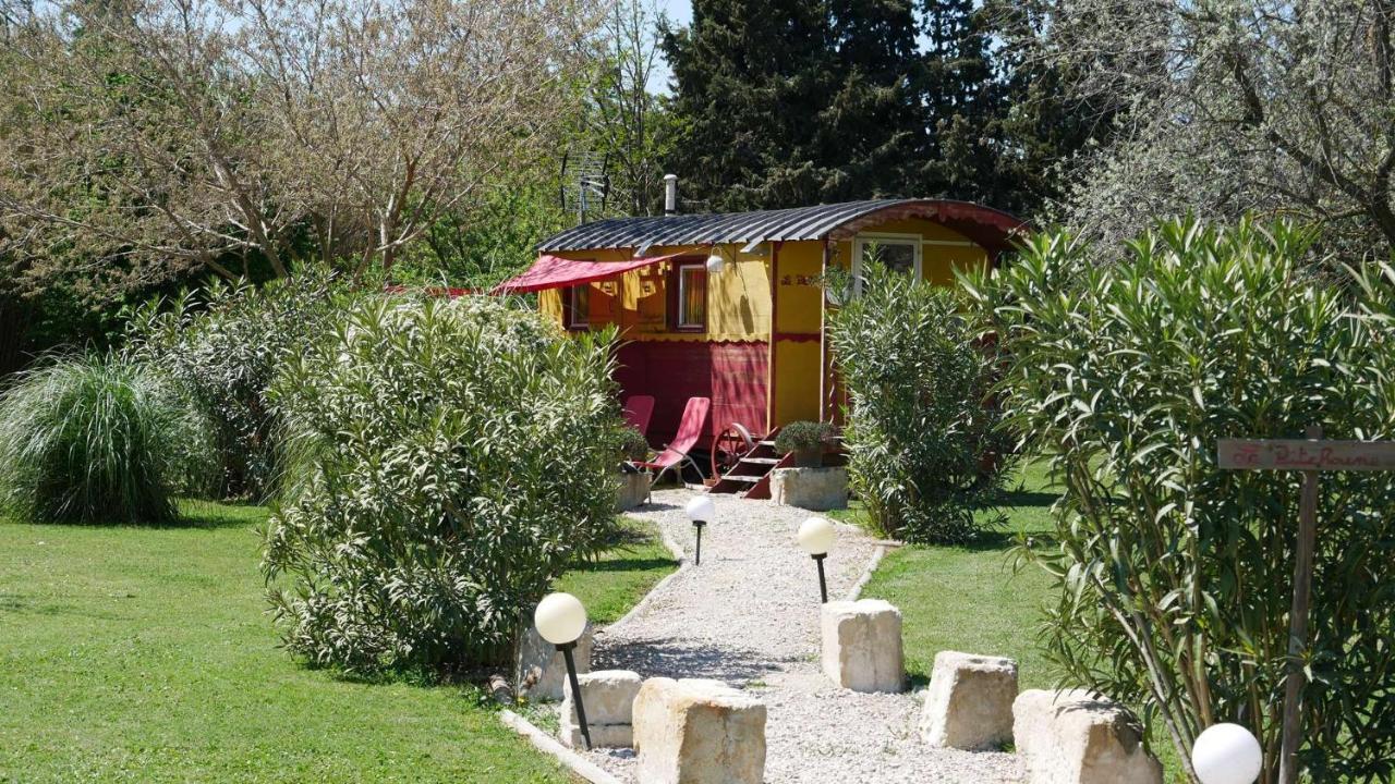 Mas Maurane-Roulotte Avec Spa Prive Aux Portes D'Arles Tarascon Exterior photo