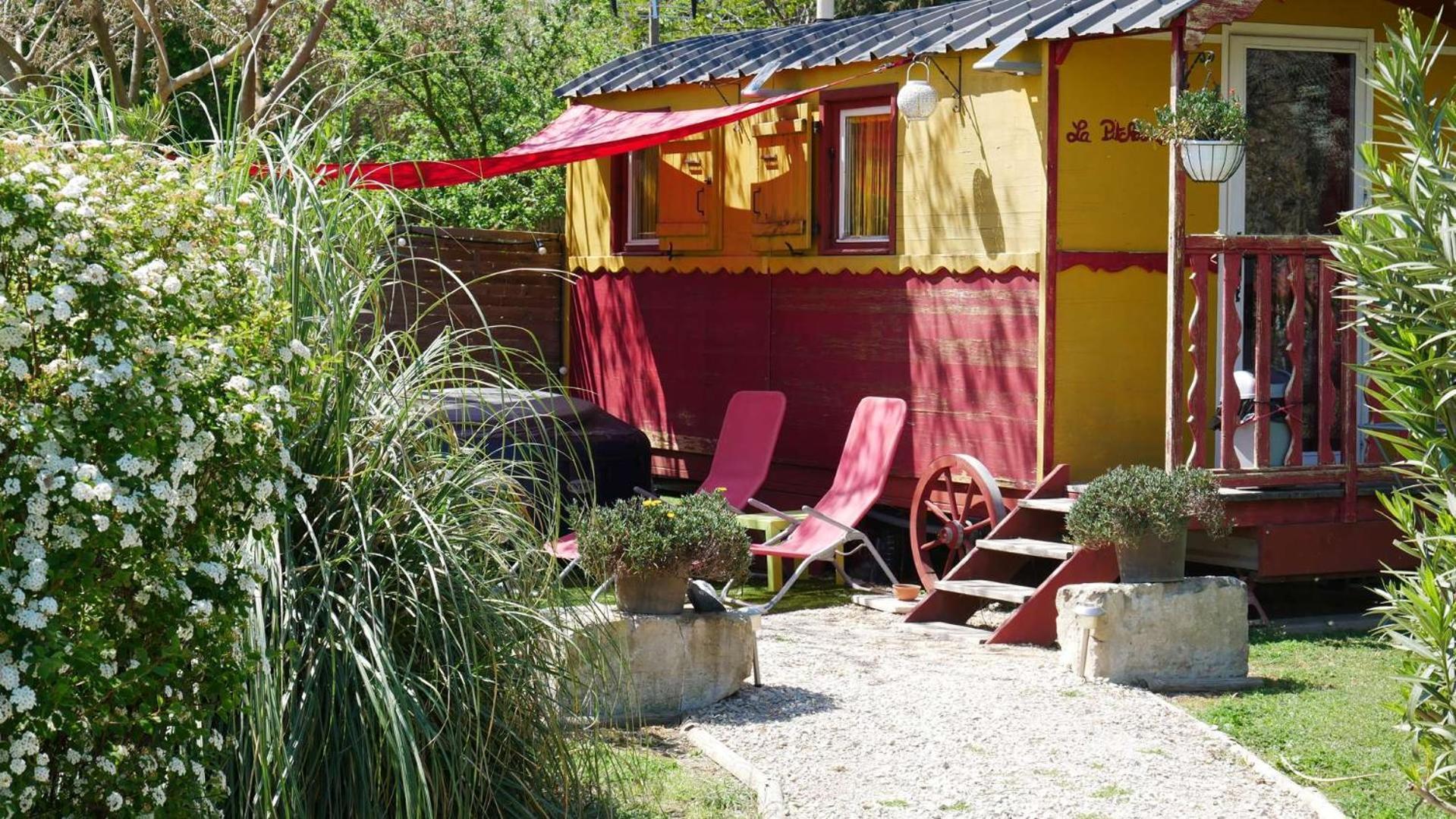 Mas Maurane-Roulotte Avec Spa Prive Aux Portes D'Arles Tarascon Exterior photo