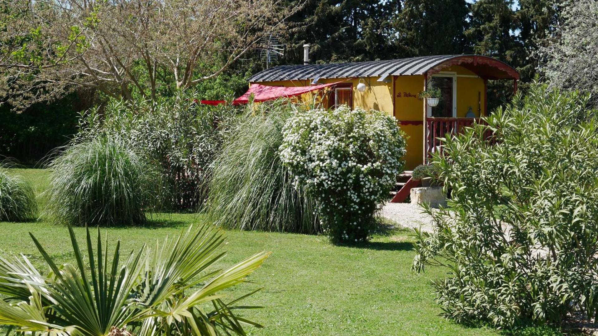 Mas Maurane-Roulotte Avec Spa Prive Aux Portes D'Arles Tarascon Exterior photo