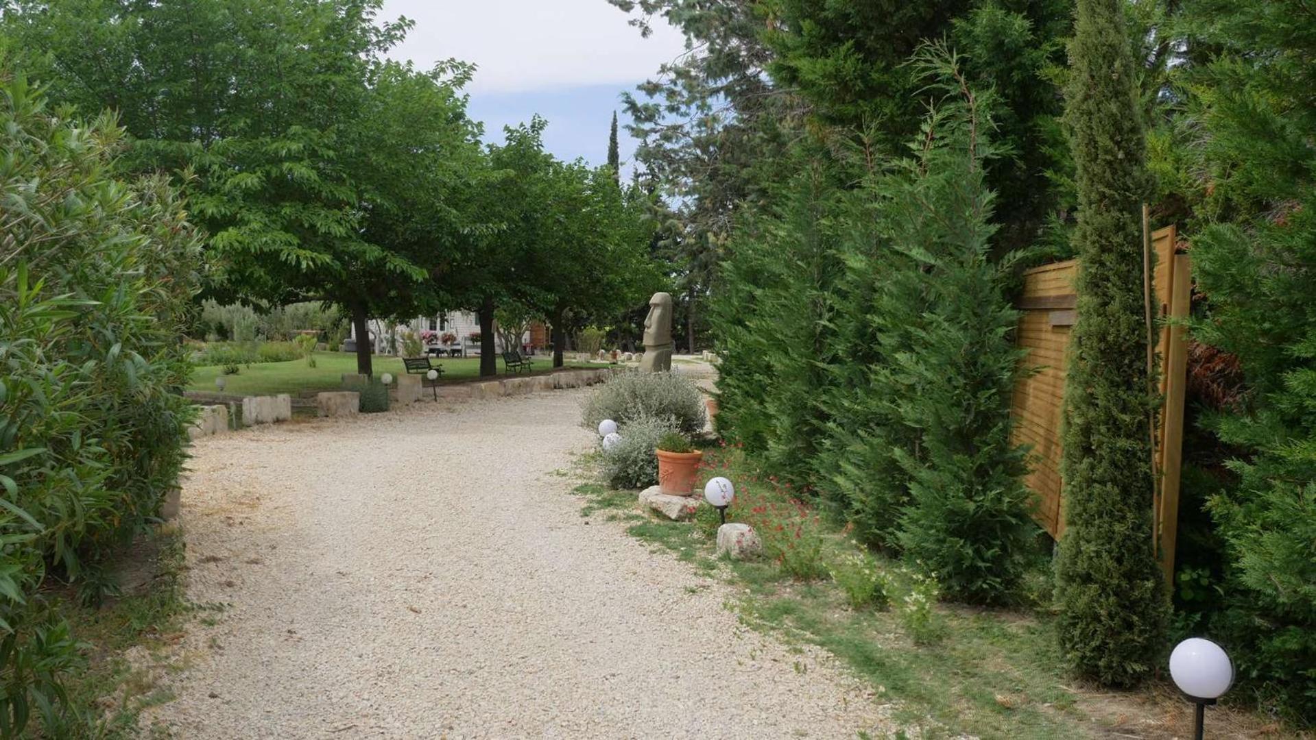 Mas Maurane-Roulotte Avec Spa Prive Aux Portes D'Arles Tarascon Exterior photo