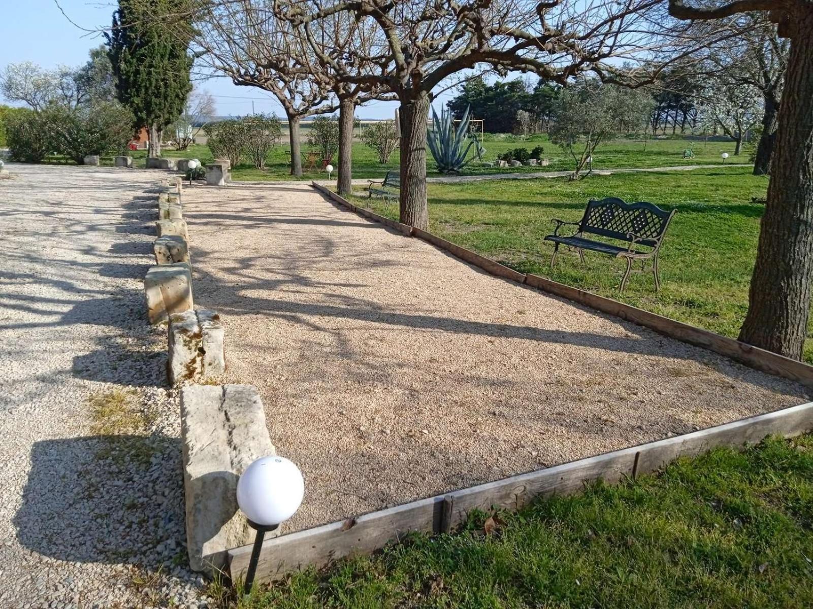 Mas Maurane-Roulotte Avec Spa Prive Aux Portes D'Arles Tarascon Exterior photo